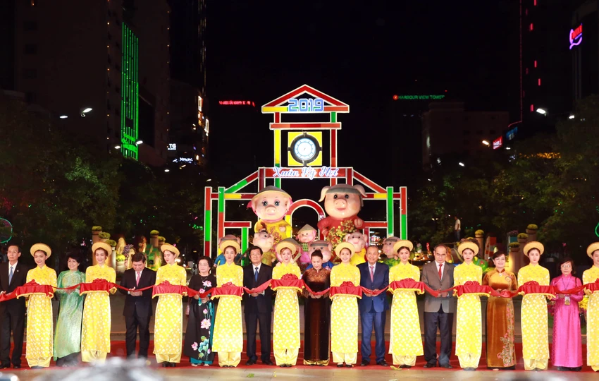 Chủ tịch Quốc hội, Bí thư Thành ủy bỏ ống heo tại Đường hoa ảnh 1 Chủ tịch Quốc hội, Bí thư Thành ủy bỏ ống heo tại Đường hoa ảnh 1