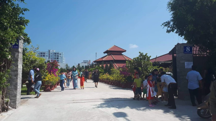  Du khách thoải mái chụp ảnh, dạo chơi tại Vườn Mai. 
