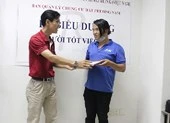 Nhân viên vệ sinh trả 7.400 USD từ chối nhận tiền thưởng