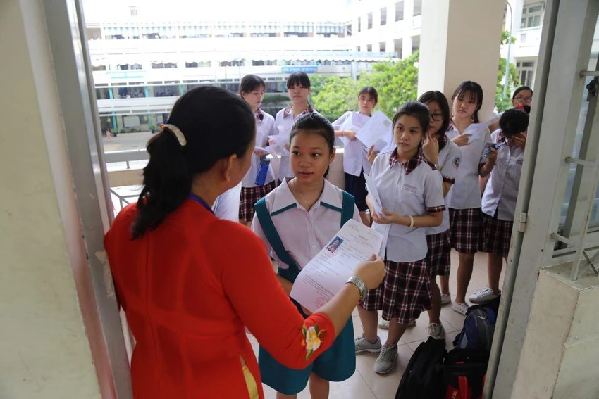Sĩ tử TP.HCM cười như ‘địa chủ được mùa’ trước giờ thi ảnh 6