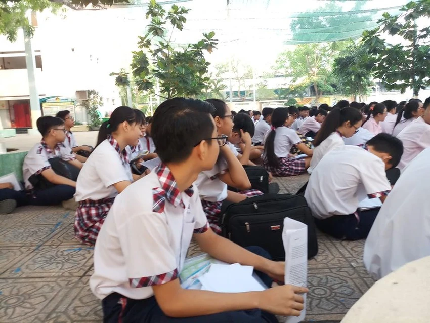 Thí sinh TP.HCM tranh thủ ôn bài trước giờ G ảnh 3 Thí sinh TP.HCM tranh thủ ôn bài trước giờ G ảnh 3