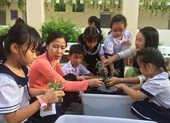 Trẻ tiểu học 'thay áo' cho rác thải tái chế
