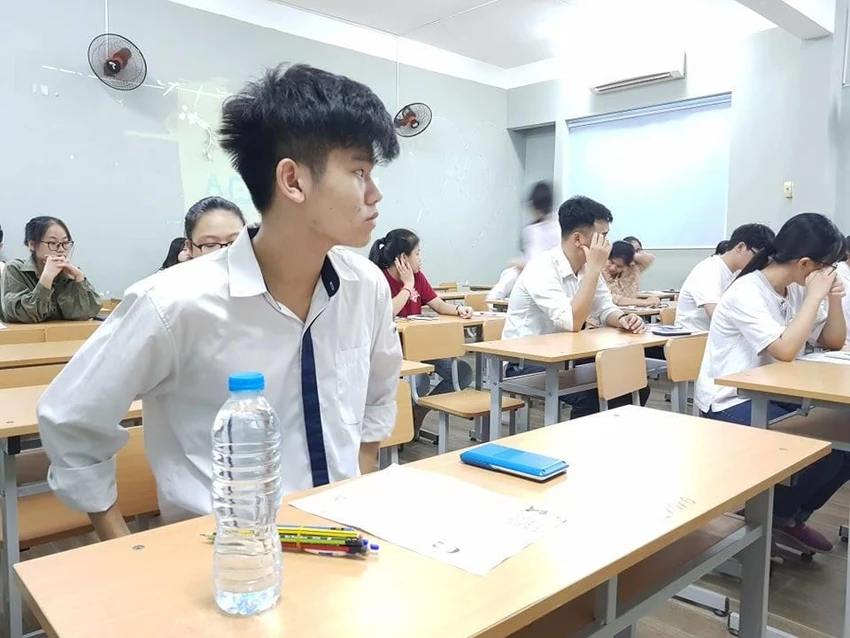 Thí sinh bất ngờ vì bị kiểm tra... nhãn dán chai nước suối ảnh 2 Thí sinh bất ngờ vì bị kiểm tra... nhãn dán chai nước suối ảnh 2