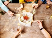 COVID-19: #stayhome và ngưng thói quen chung chén nước chấm