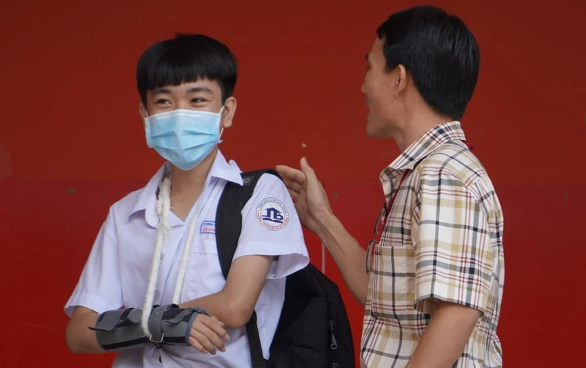 Tuyển sinh 10: Thí sinh tươi cười rời phòng thi sau môn Toán ảnh 3 Tuyển sinh 10: Thí sinh tươi cười rời phòng thi sau môn Toán ảnh 3