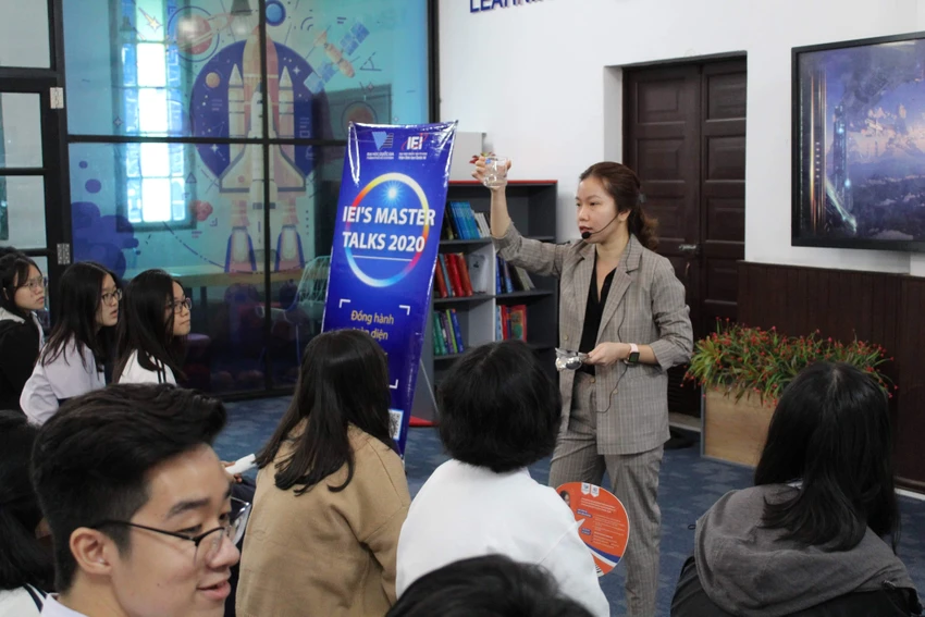 Đưa kỹ năng bàn tiệc chuẩn 5 sao vào lớp học ảnh 1 Đưa kỹ năng bàn tiệc chuẩn 5 sao vào lớp học ảnh 1