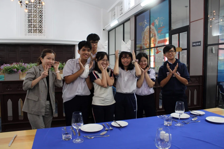 Đưa kỹ năng bàn tiệc chuẩn 5 sao vào lớp học ảnh 5 Đưa kỹ năng bàn tiệc chuẩn 5 sao vào lớp học ảnh 5