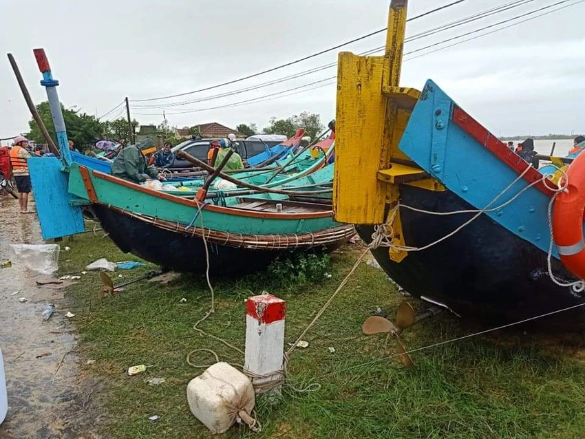 Ngư dân đưa thuyền đi biển lên ruộng cứu đồng bào vùng lũ ảnh 4