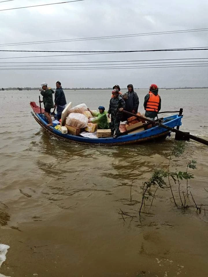 Ngư dân đưa thuyền đi biển lên ruộng cứu đồng bào vùng lũ ảnh 2