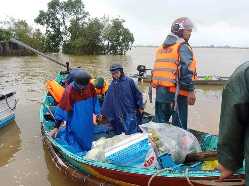 Ngư dân đưa thuyền đi biển lên ruộng cứu đồng bào vùng lũ ảnh 3