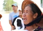 Người dân vùng lũ khóc khi nhận quà cứu trợ của nghệ sĩ