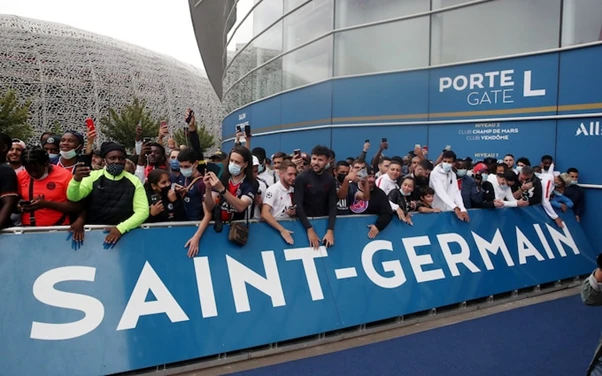 Cổ động viên PSG náo loạn vì Messi ở sân bay Le Bourget, Pháp ảnh 1
