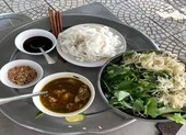 Món lõi thân cây chuối ghém trong rau sống
