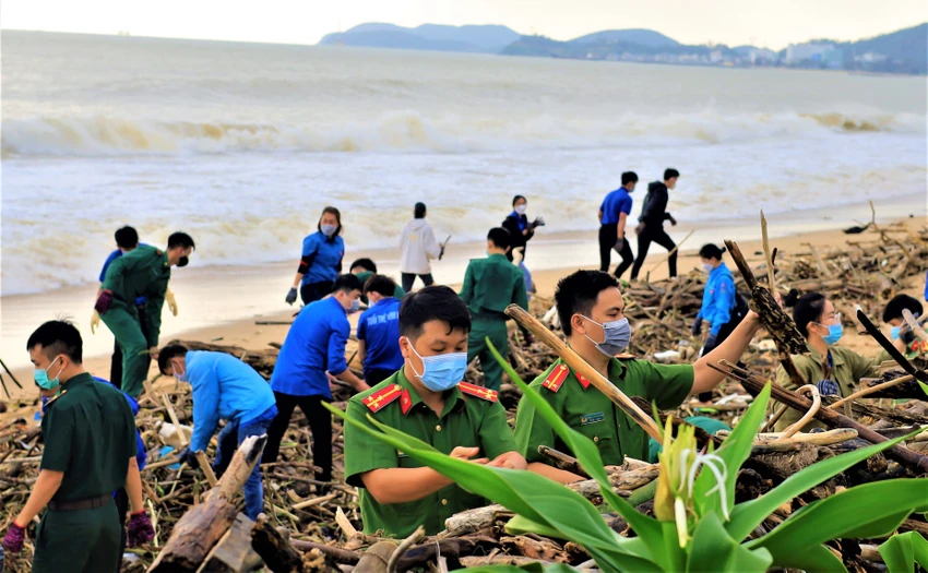 Hàng trăm đoàn viên công an, biên phòng... làm đẹp bờ biển Nha Trang ảnh 4 Hàng trăm đoàn viên công an, biên phòng... làm đẹp bờ biển Nha Trang ảnh 4