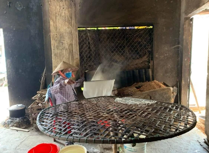Lá mì được tráng với loại gạo ngon trồng tại chỗ, mỏng mềm, tươi... Lá mì được tráng với loại gạo ngon trồng tại chỗ, mỏng mềm, tươi...
