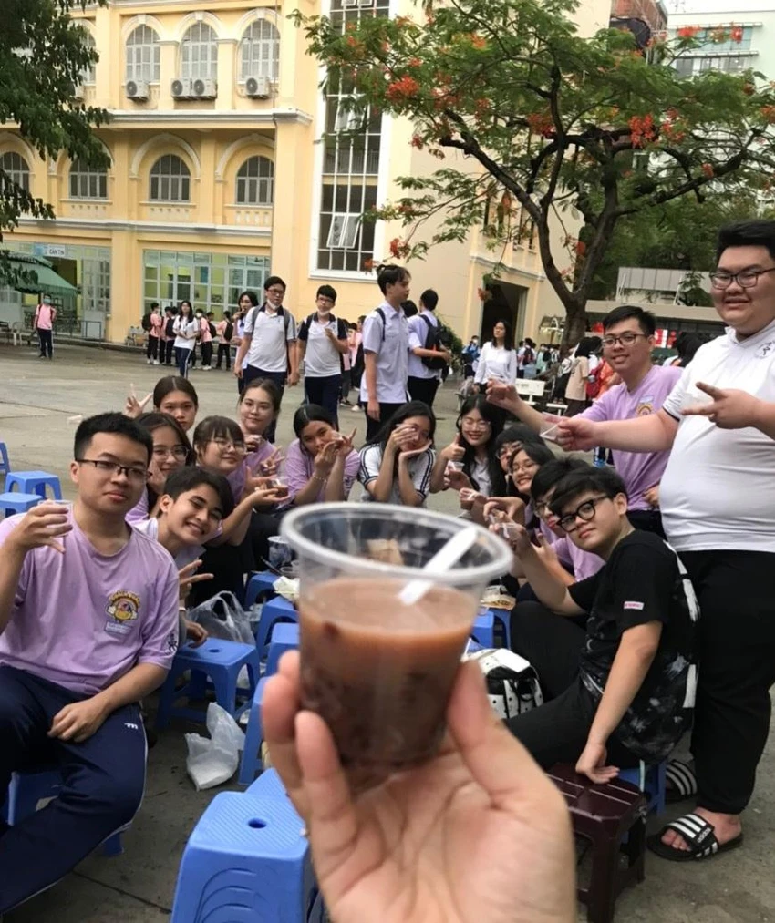 Các em học sinh hào hứng với món chè đậu đỏ do các cô gửi tặng Các em học sinh hào hứng với món chè đậu đỏ do các cô gửi tặng