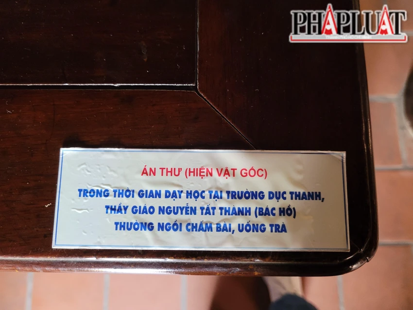 Bộ ván và án thư. Bộ ván và án thư.