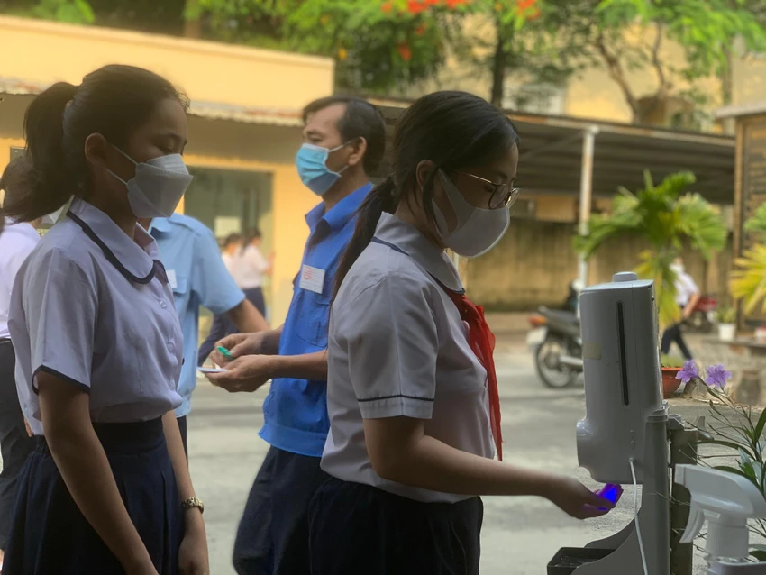Máy đo nhiệt đọ, sát khuẩn vẫn được trang bị đầy đủ tại các điểm thi. Ảnh: Thảo Phương Máy đo nhiệt đọ, sát khuẩn vẫn được trang bị đầy đủ tại các điểm thi. Ảnh: Thảo Phương