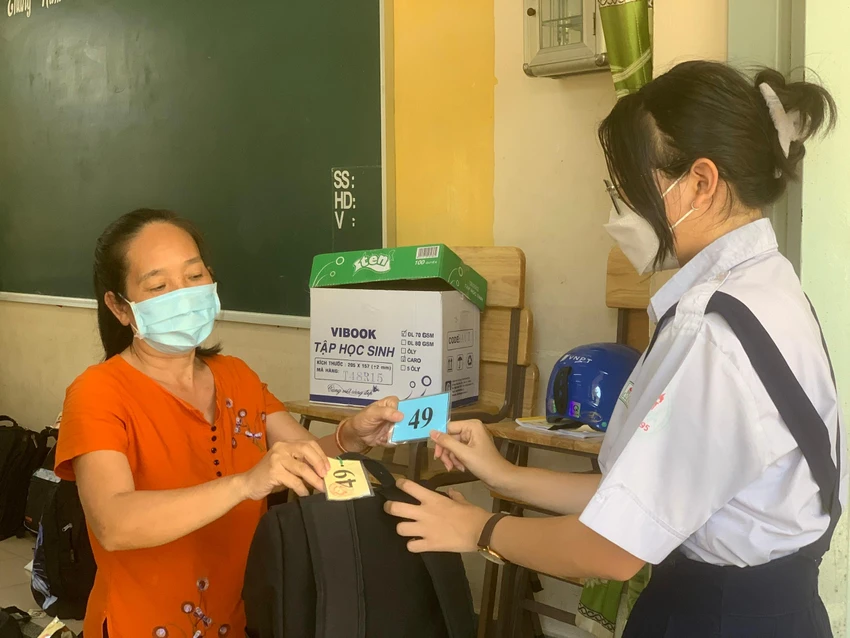 Khi vực giữ vật dụng cho thí sinh Khi vực giữ vật dụng cho thí sinh
