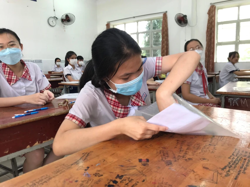 Thí sinh vào phòng thi chuẩn bị làm bài Thí sinh vào phòng thi chuẩn bị làm bài