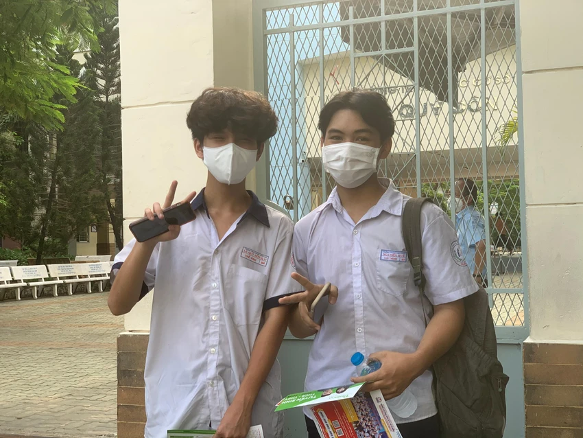 Hai thí sinh tự tin với bà làm của mình Hai thí sinh tự tin với bà làm của mình