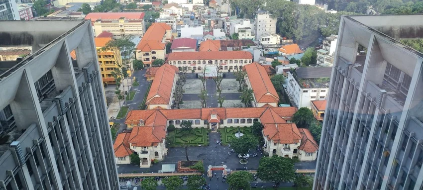 Trong thời gian con làm bài, anh Hòa tranh thủ giải quyết công việc và ... chụp ảnh ngôi trường cổ kính, điểm thi của con. Ảnh: NVCC Trong thời gian con làm bài, anh Hòa tranh thủ giải quyết công việc và ... chụp ảnh ngôi trường cổ kính, điểm thi của con. Ảnh: NVCC