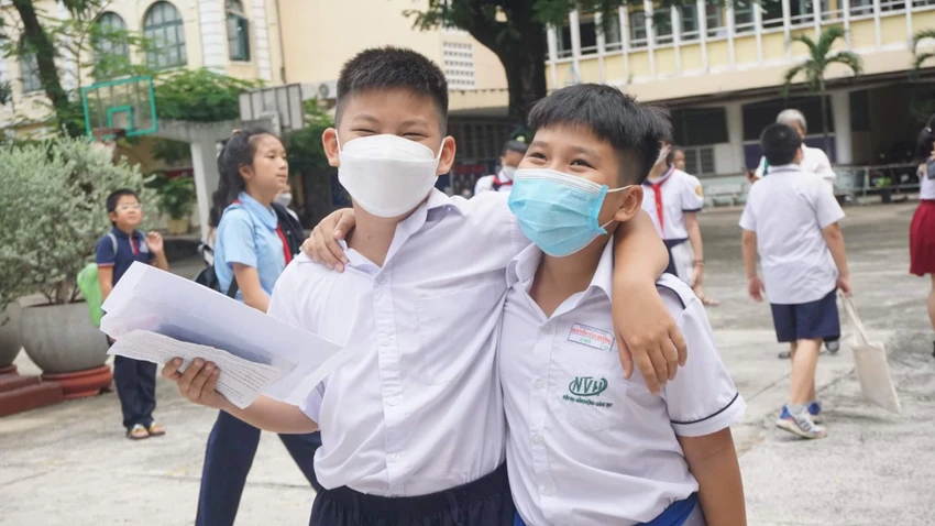 Hai bạn học sinh vui vẻ vì đã hoàn thanh bài thi Hai bạn học sinh vui vẻ vì đã hoàn thanh bài thi