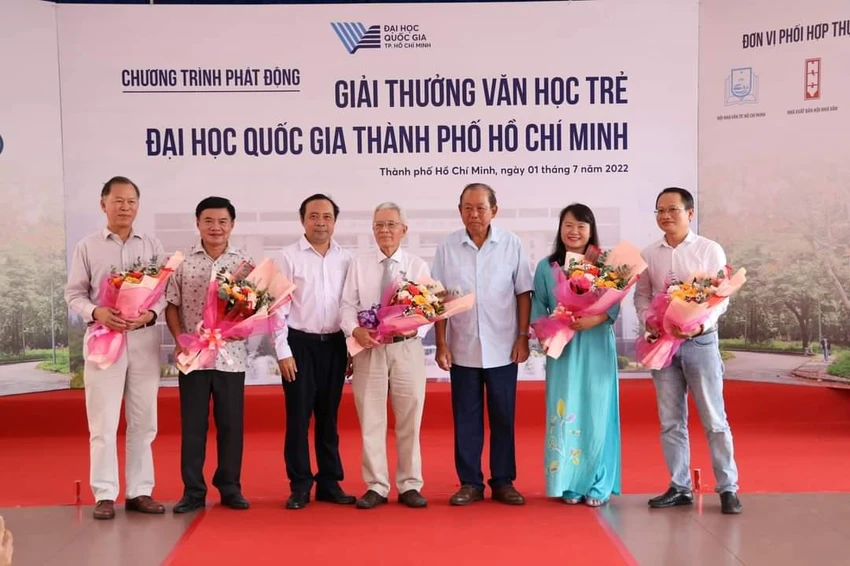 Ông Trương Hòa Bình (thứ 3 từ phải sang) tặng hoa cho các giám khảo của cuộc thi. Ảnh: V.H Ông Trương Hòa Bình (thứ 3 từ phải sang) tặng hoa cho các giám khảo của cuộc thi. Ảnh: V.H
