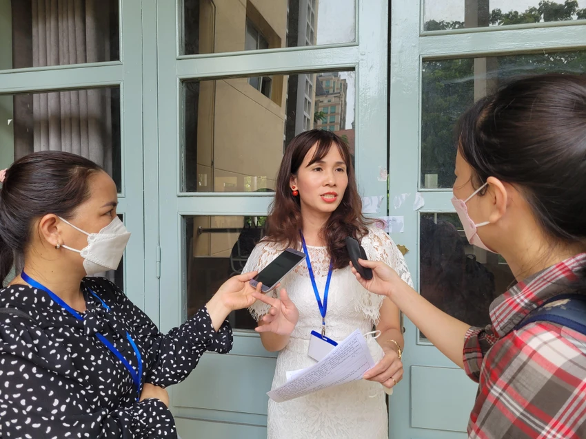 Cô Trần Thị Thơm, trưởng điểm thi trao đổi với báo chí. Ảnh: Trí Nhiên Cô Trần Thị Thơm, trưởng điểm thi trao đổi với báo chí. Ảnh: Trí Nhiên