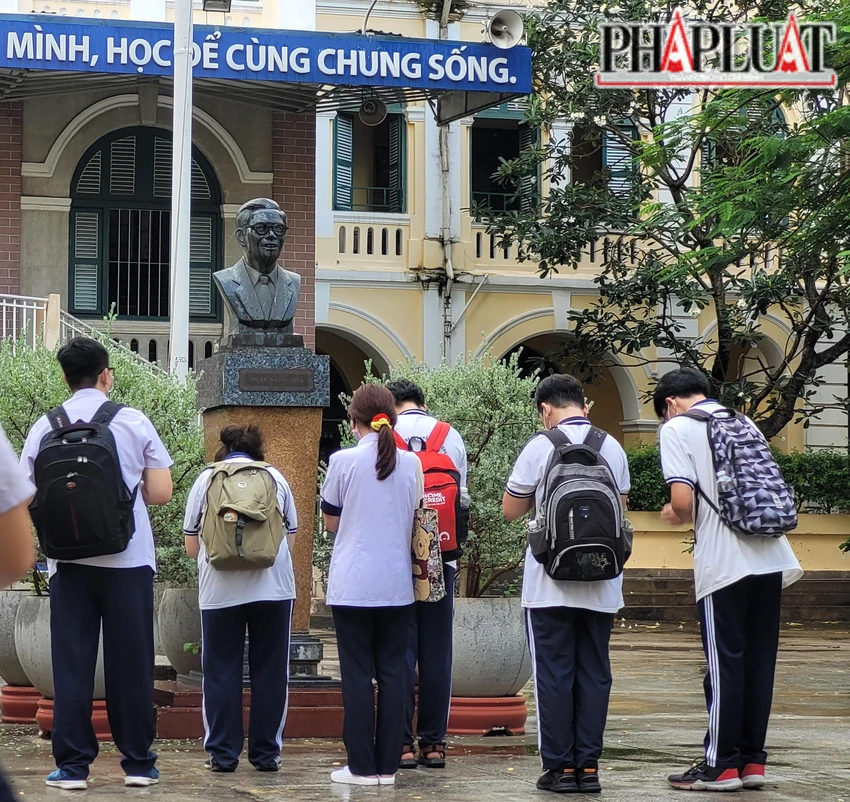 Các thí sinh khấn nguyện dưới cơn mưa nhẹ.