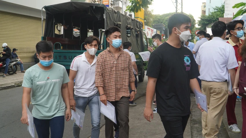 Các chiến sĩ Tiểu đoàn Cảnh sát đặc nhiệm số 2 tham dự kỳ thi tại điểm thi trường THCS Trần Văn Ơn. Ảnh: Minh Tâm Các chiến sĩ Tiểu đoàn Cảnh sát đặc nhiệm số 2 tham dự kỳ thi tại điểm thi trường THCS Trần Văn Ơn. Ảnh: Minh Tâm