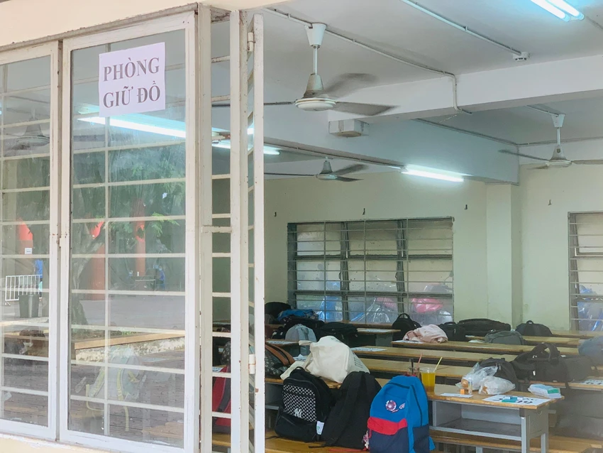 Phòng giữ đồ tại điểm thi trường THPT Mạc Đỉnh Chi bố trí ngay cổng ra vào. Ảnh: Thảo Phương