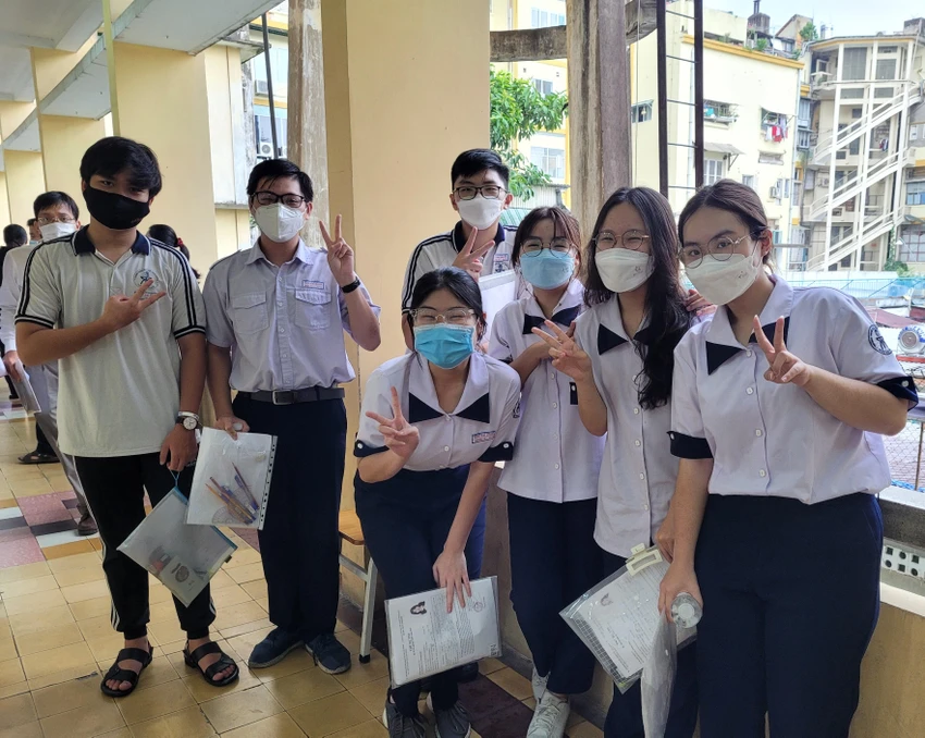 Lâm Bảo Doanh và Lại Ngọc Trâm Anh (thứ hai và ba từ phải sang) cùng các bạn thi cùng phòng trước giờ vào phòng thi. Ảnh: Trí Nhiên