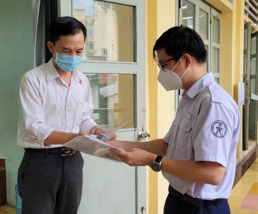 Chế Công Ngọc Minh làm thủ tục trước khi vào phòng thi. Ảnh: Trí Nhiên