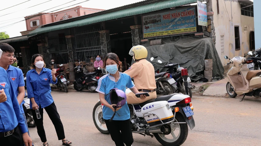 Thí sinh may mắn nhất sáng nay. Ảnh: THANH SƠN Thí sinh may mắn nhất sáng nay. Ảnh: THANH SƠN