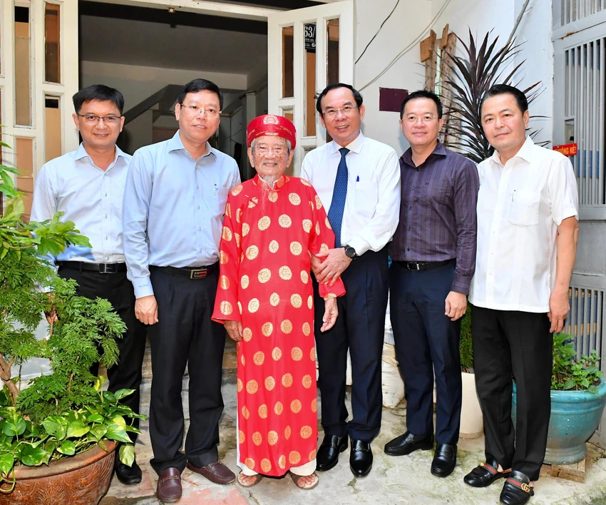 Bí thư Thành ủy TP.HCM Nguyễn Văn Nên bên nhà nghiên cứu Nguyễn Đình Tư (áo đỏ). Ảnh: Đỗ Việt Dũng. Bí thư Thành ủy TP.HCM Nguyễn Văn Nên bên nhà nghiên cứu Nguyễn Đình Tư (áo đỏ). Ảnh: Đỗ Việt Dũng.