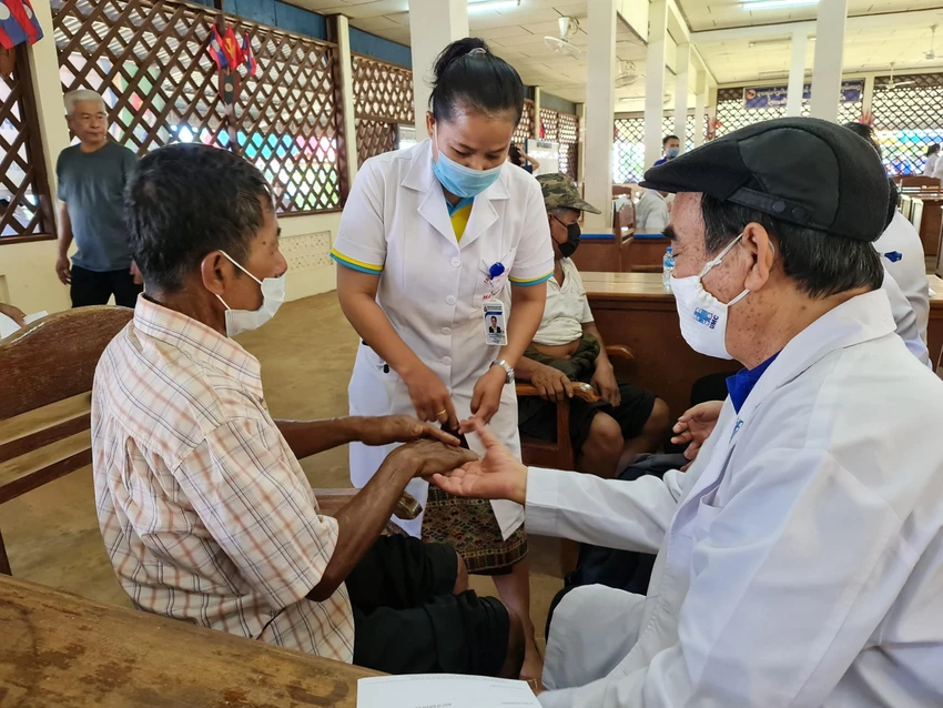 Ảnh: Bác sĩ của Hội Thầy thuốc TP.HCM đang khám bệnh cho nhân dân Lào. Ảnh: TRẦN NGỌC Ảnh: Bác sĩ của Hội Thầy thuốc TP.HCM đang khám bệnh cho nhân dân Lào. Ảnh: TRẦN NGỌC