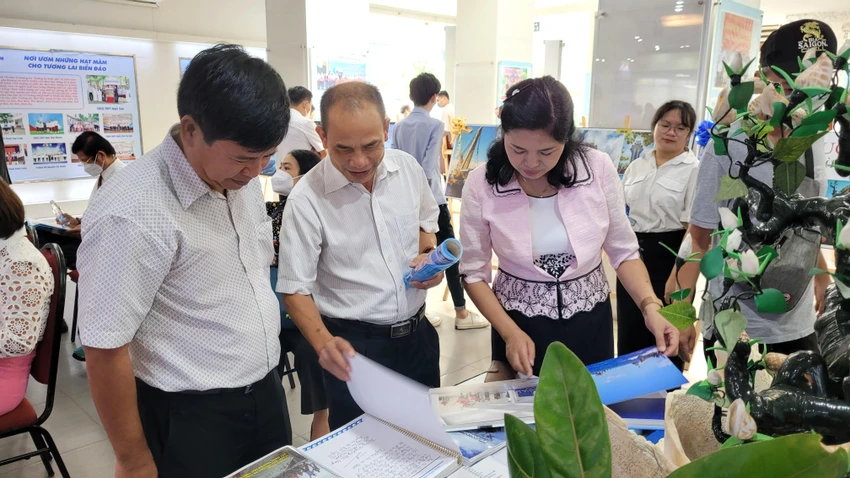 Thành viên các đoàn công tác ra Trường Sa đang xem kỷ yếu của các chuyến hải trình Thành viên các đoàn công tác ra Trường Sa đang xem kỷ yếu của các chuyến hải trình