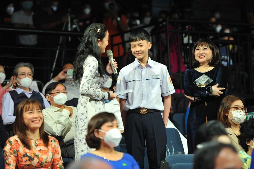 Cô Hà Thị Kim Sa (phải) và em Vũ Hữu Thành, đang theo học tại trường THCS-THPT Hồng Hà, con của thiếu tá Vũ Trung Hiếu, đang công tác tại Đảo Đá Tây (huyện đảo Trường Sa). Ảnh: NVCC Cô Hà Thị Kim Sa (phải) và em Vũ Hữu Thành, đang theo học tại trường THCS-THPT Hồng Hà, con của thiếu tá Vũ Trung Hiếu, đang công tác tại Đảo Đá Tây (huyện đảo Trường Sa). Ảnh: NVCC