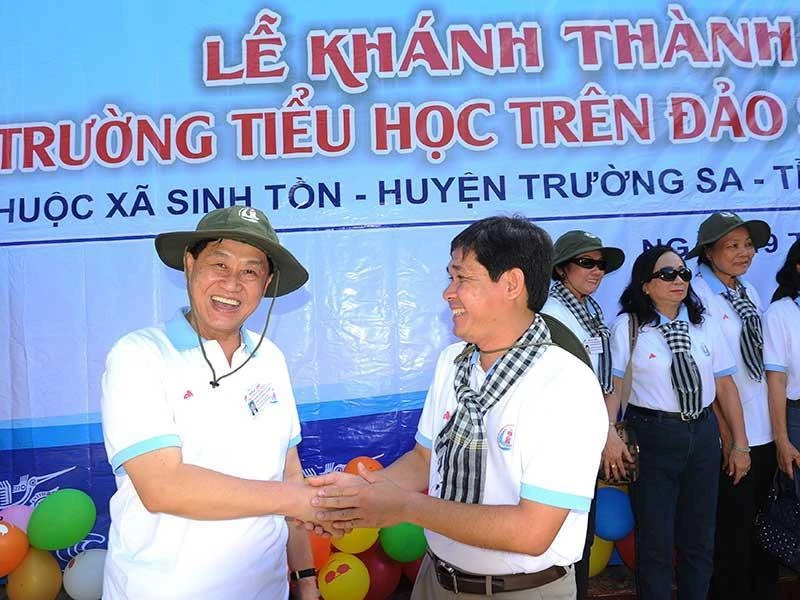 Ông Johnathan Hạnh Nguyễn dự lễ khánh thành trường tiểu học Sinh Tồn năm 2014. Ảnh: Nguyễn Á Ông Johnathan Hạnh Nguyễn dự lễ khánh thành trường tiểu học Sinh Tồn năm 2014. Ảnh: Nguyễn Á