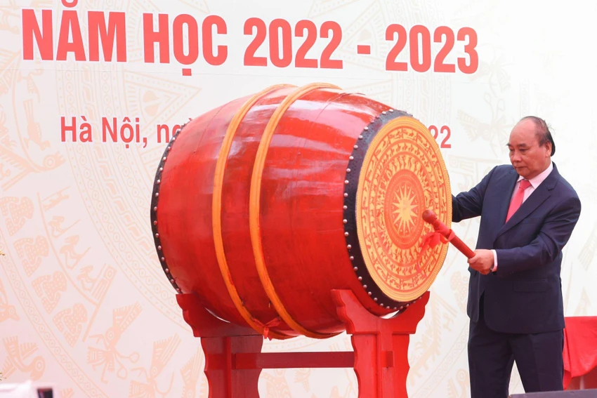 Chủ tịch nước Nguyễn Xuân Phúc đánh trống khai giảng tại Trường THPT Chuyên Khoa học Tự nhiên, ĐHQG Hà Nội. Ảnh: PHI HÙNG Chủ tịch nước Nguyễn Xuân Phúc đánh trống khai giảng tại Trường THPT Chuyên Khoa học Tự nhiên, ĐHQG Hà Nội. Ảnh: PHI HÙNG