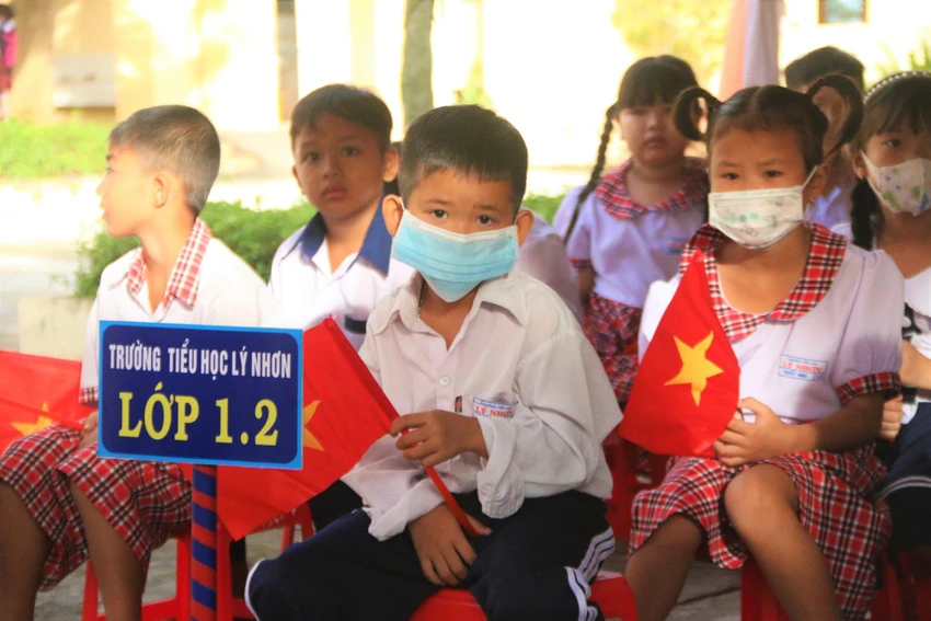 Học sinh trường Tiểu học Lý Nhơn (huyện Cần Giờ) trong buổi lễ khai giảng. Ảnh: THẢO PHƯƠNG Học sinh trường Tiểu học Lý Nhơn (huyện Cần Giờ) trong buổi lễ khai giảng. Ảnh: THẢO PHƯƠNG