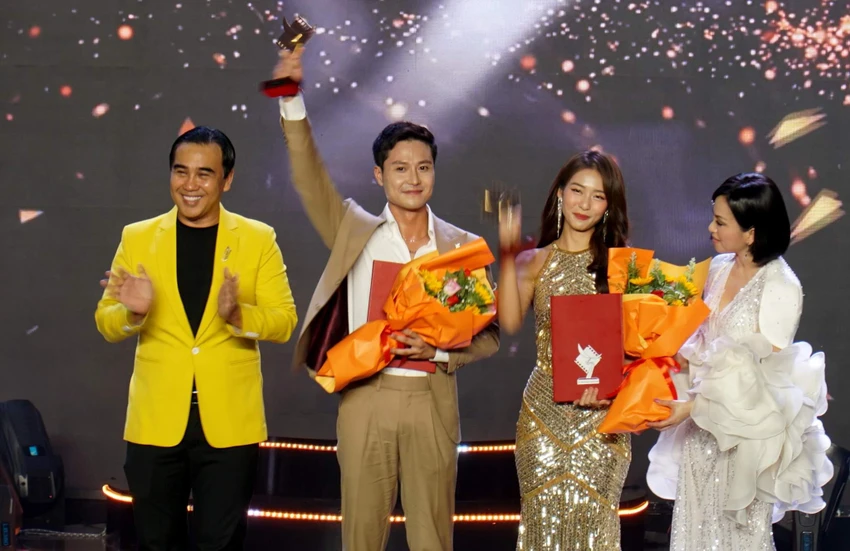 Thanh Sơn và Khả Ngân nhận giải nam,nữ diễn viên chính xuất xắc. Thanh Sơn và Khả Ngân nhận giải nam,nữ diễn viên chính xuất xắc.