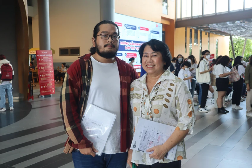 Hai tân sinh viên đặc biệt là cô Thu Hương và con trai Nhật Huy. Ảnh: NAM VƯƠNG Hai tân sinh viên đặc biệt là cô Thu Hương và con trai Nhật Huy. Ảnh: NAM VƯƠNG