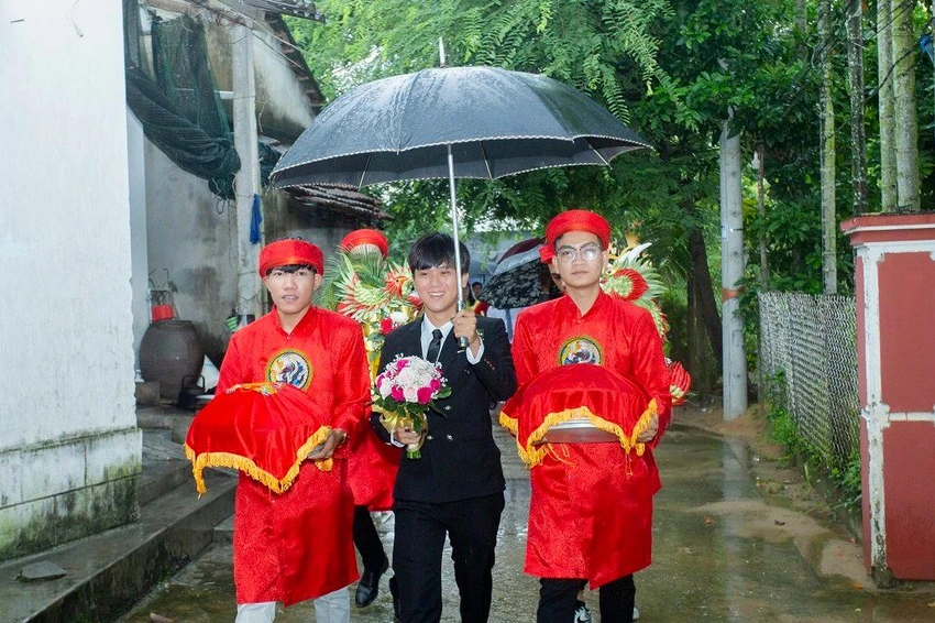 Chú rể đến rước dâu từ sớm tinh mơ để kịp hoàn tất lễ cưới trước khi bão đến