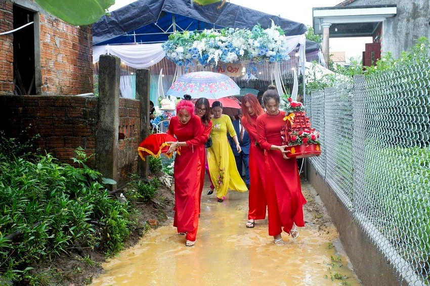 Mọi người "đội" mưa đi họ trong niềm hân hoan