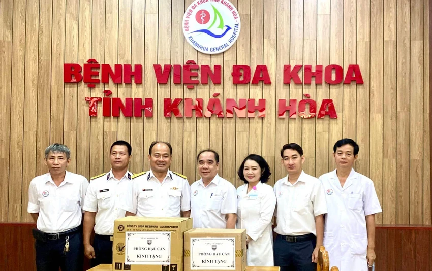 Ban giám đốc BV Đa khoa tỉnh Khánh Hòa tiếp nhận quà tặng Ban giám đốc BV Đa khoa tỉnh Khánh Hòa tiếp nhận quà tặng