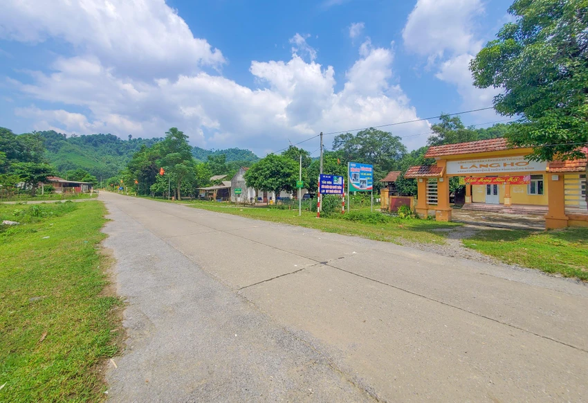 Đường sá vào bản Trung Đoàn nay đều bê tông hoá nối với đường nhựa của Quốc lộ 9. Ảnh: BẢO THIÊN Đường sá vào bản Trung Đoàn nay đều bê tông hoá nối với đường nhựa của Quốc lộ 9. Ảnh: BẢO THIÊN