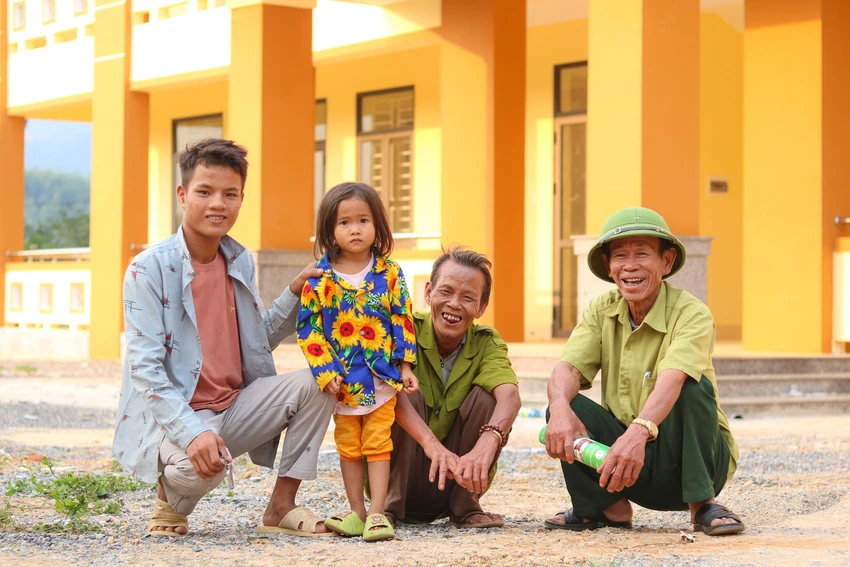 Trưởng bản Hồ Hơn rạng rỡ cùng người dân bản Lâm Ninh. Ảnh: BẢO THIÊN Trưởng bản Hồ Hơn rạng rỡ cùng người dân bản Lâm Ninh. Ảnh: BẢO THIÊN