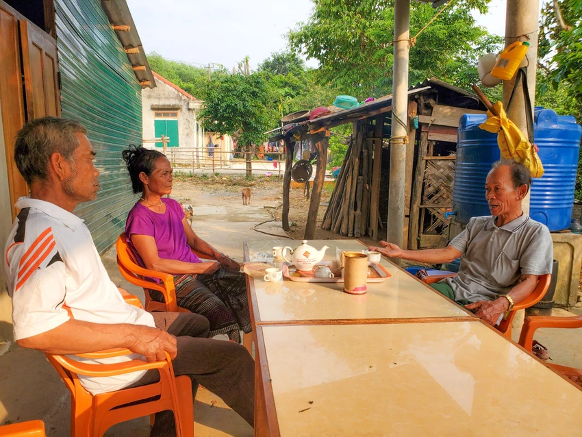 Ông Hồ Hơn đi tuyên truyền, động viên người dân nỗ lực sản xuất, vươn lên thoát nghèo. Ảnh: BẢO THIÊN Ông Hồ Hơn đi tuyên truyền, động viên người dân nỗ lực sản xuất, vươn lên thoát nghèo. Ảnh: BẢO THIÊN